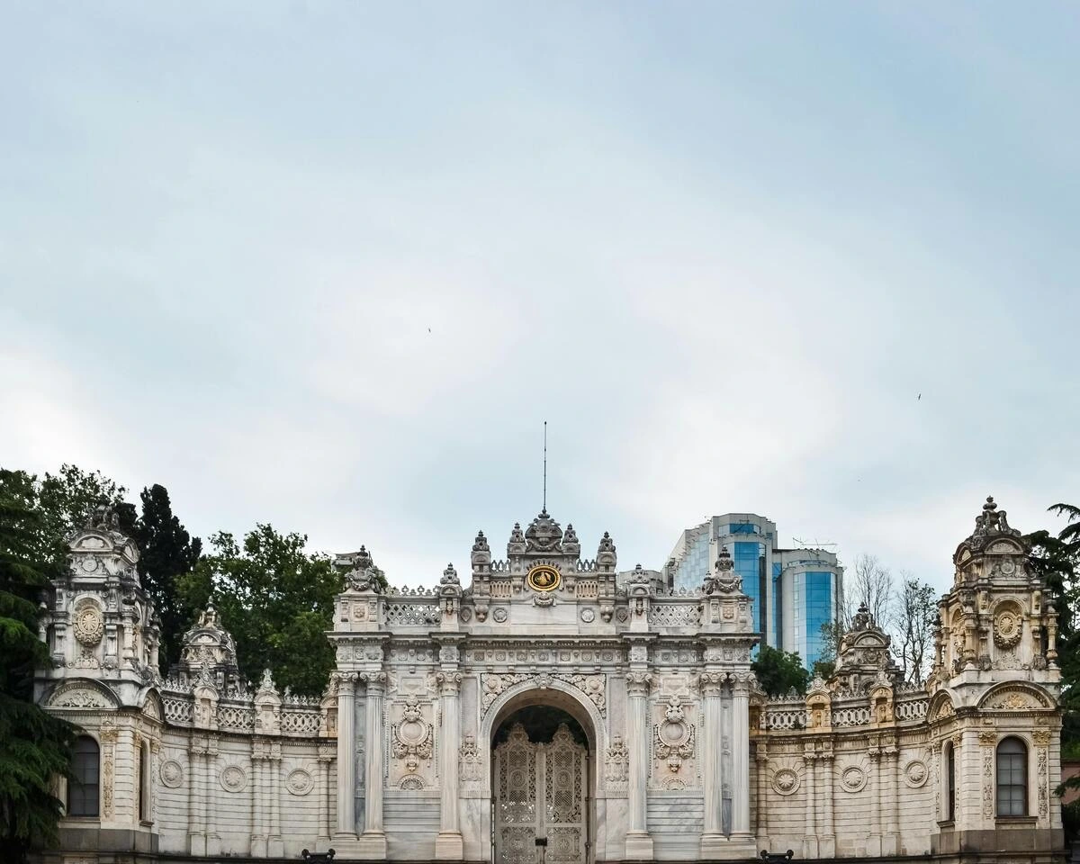 pexels-marcheus-17225108_result Tour 4: Dolmabahçe Palace, Bosphorus Cruise & Pierre Loti Hill - Image 1
